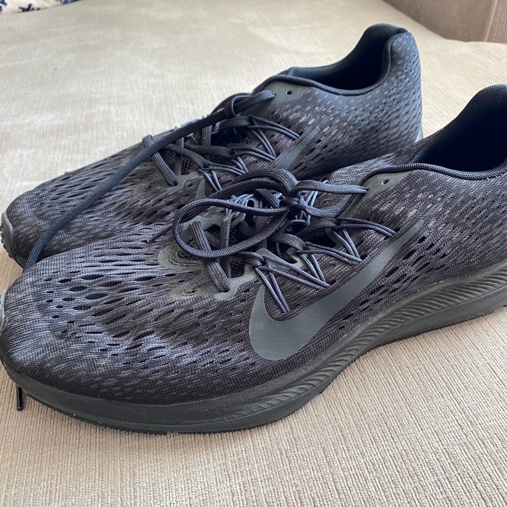 Men’s black Nikes
